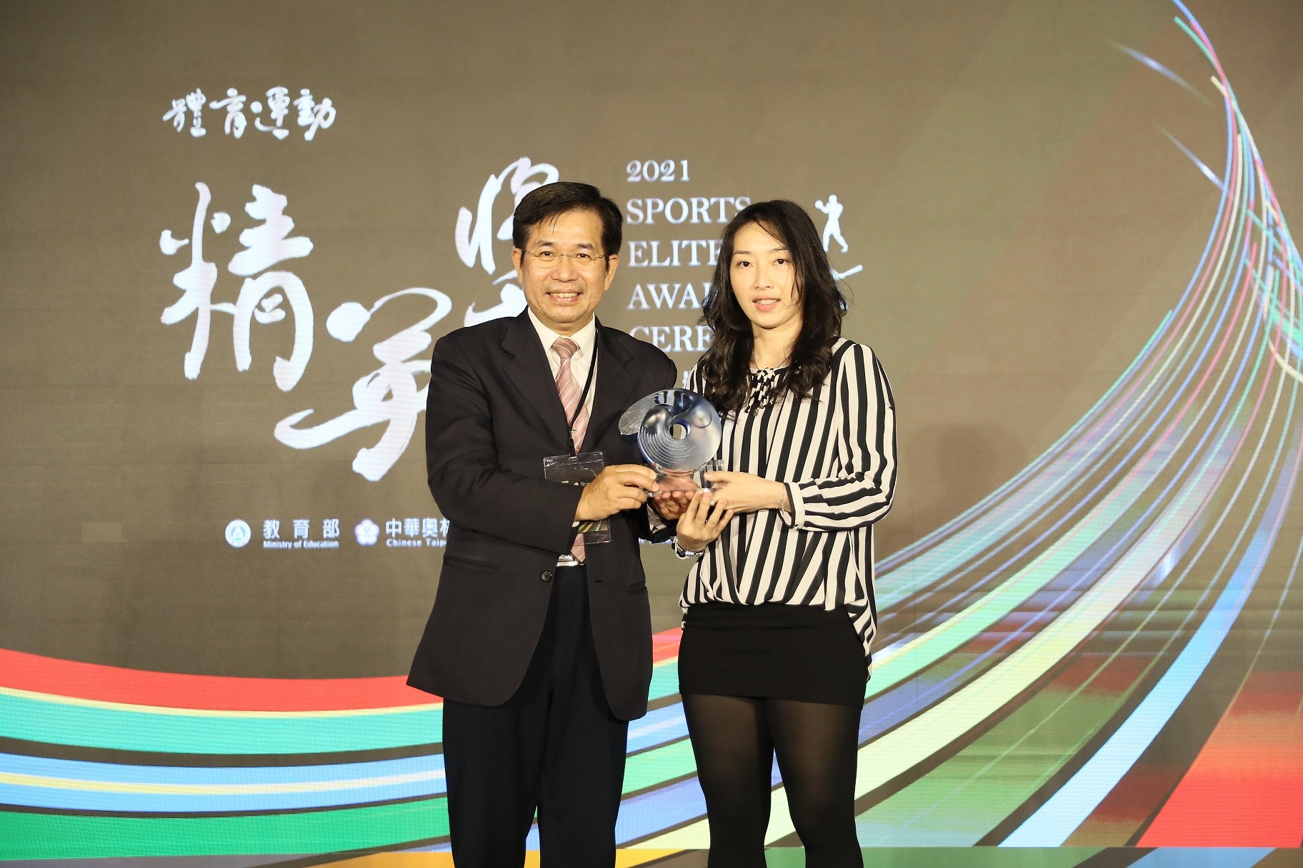 Minister Pan Wen-chung presented the Best Coach Award to Chen Hung-ling accepted by his wife Huang Cheng-wei